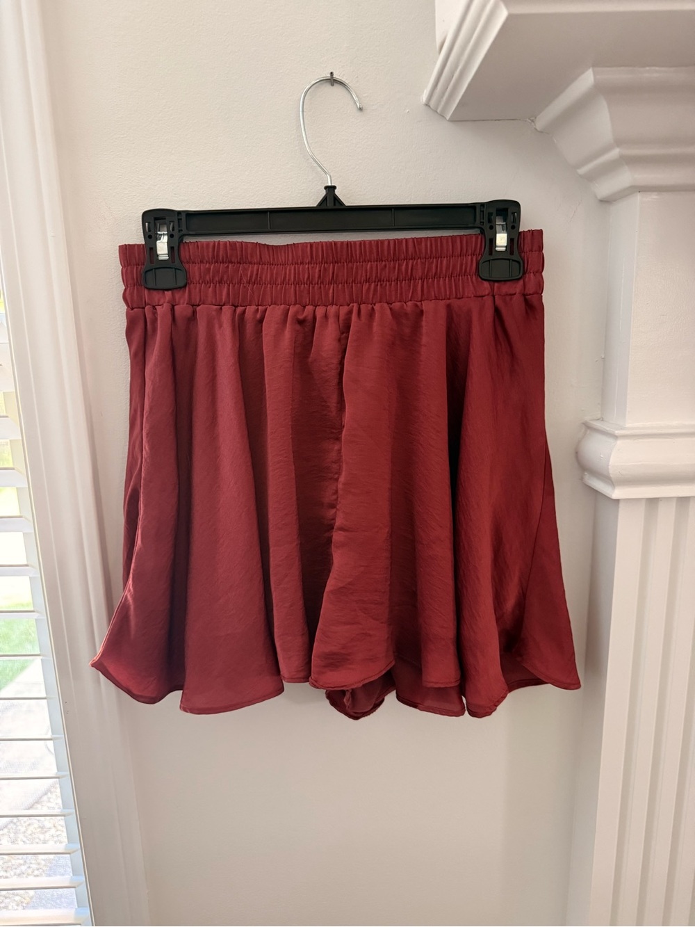 Vici Flowy Elastic-Waist short in Burgundy Red